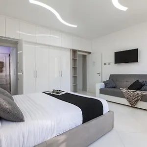 Piazza Venezia White Apartment