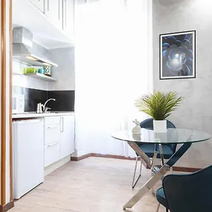 Silver Trevi Fountain - Collection Apartment